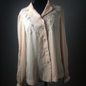 Vintage victorian inspired cream small blouse with embroideries and long sleeves